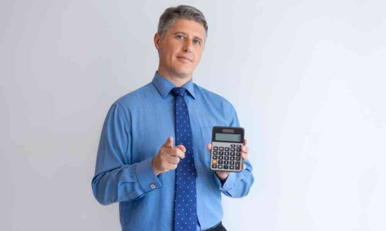 Homem segurando uma calculadora.